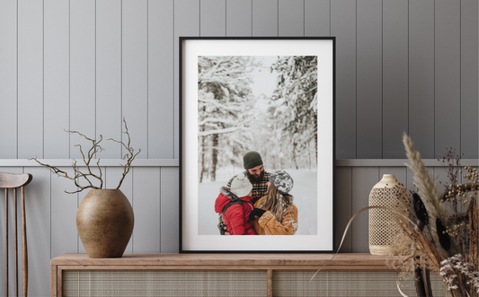 How to Choose the Perfect Picture Frame for Gifting Family Photos