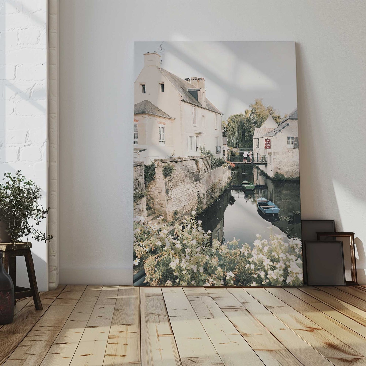 [LIFESTYLE], Picture of art in a room
